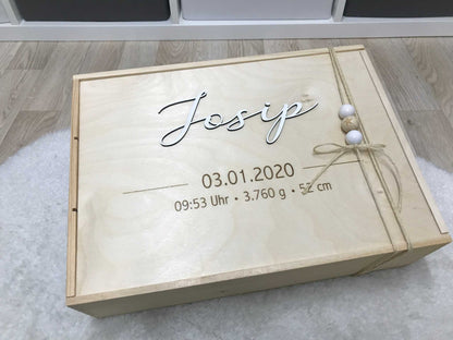 Holz-Erinnerungskiste mit personalisiertem Name und Geburtsdetails.
