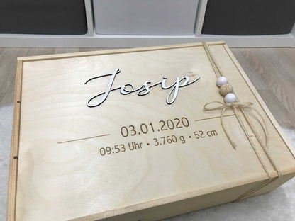 Holz-Erinnerungskiste für Babys, personalisiert mit Name und Geburtsdaten, 36x24x9 cm.