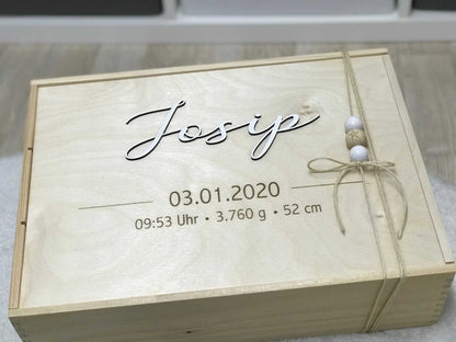 Holz-Erinnerungskiste mit personalisierten Gravuren, ideal zur Aufbewahrung von Babyandenken.