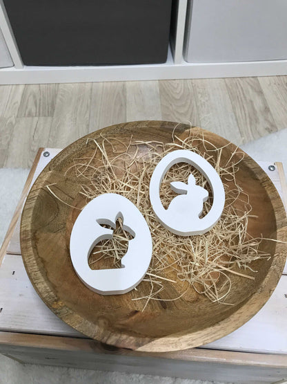 Osterhasen-Dekoration aus Raysin in Holzschale mit Strohelementen.