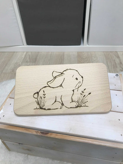 Holz Frühstücksbrettchen mit Hase Design, 23x15x1 cm, Handwäsche empfohlen.
