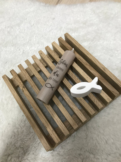 Kerze und Fisch-Anhänger aus Raysin auf hölzernem Tablett, ideal als Gastgeschenk zur Taufe oder Kommunion.