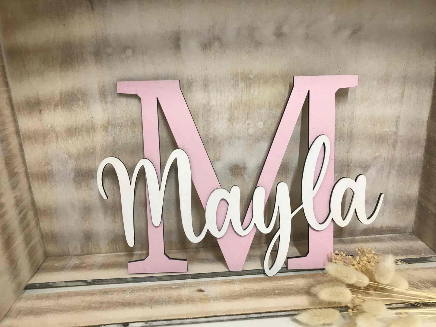 Personalisierbares Türschild fürs Kinderzimmer, rosafarbenes "M" mit weißem Name "Mayla", aus Holz gefertigt.