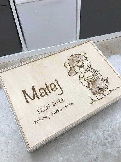 Personalisierte Erinnerungsbox für Babys mit Gravur und Bärenmotiv.
