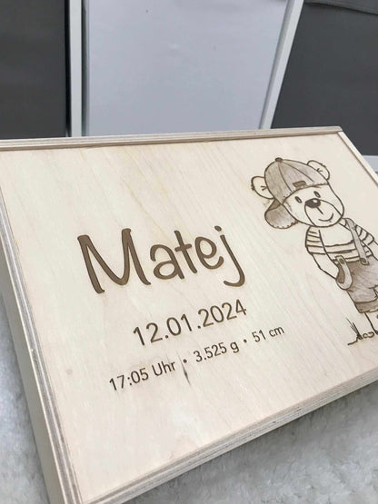 Holz-Erinnerungskiste für Babys mit persönlicher Gravur und Bärchen-Motiv.