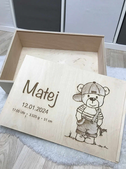 Holz-Erinnerungskiste mit personalisierter Gravur für Babys.