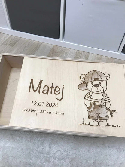 Baby-Erinnerungskiste aus Holz mit graviertem Namen und Geburtsdaten; personalisierte Geschenkbox.