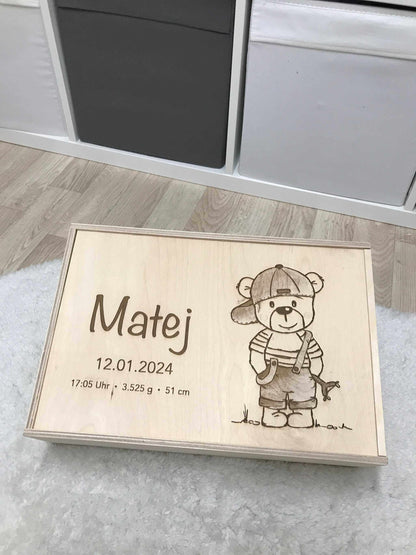 Personalisierte Baby-Erinnerungskiste mit Holzdesign, Gravur und süßem Bärchenmotiv.