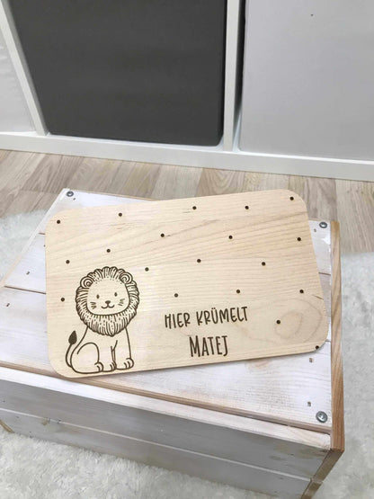 Frühstücksbrettchen aus Holz mit Löwenmotiv und Punktdesign, personalisiert mit Namen "Matej".