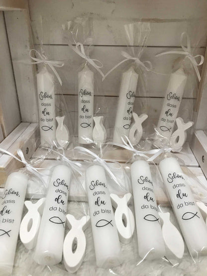 Gastgeschenke zur Taufe und Kommunion mit weißen Kerzen und Fischanhängern, liebevoll gestaltet.