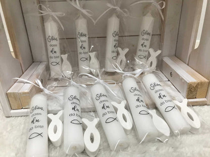 Gastgeschenke für Taufe, Kommunion und Konfirmation mit personalisierten Kerzen und Fischanhängern.