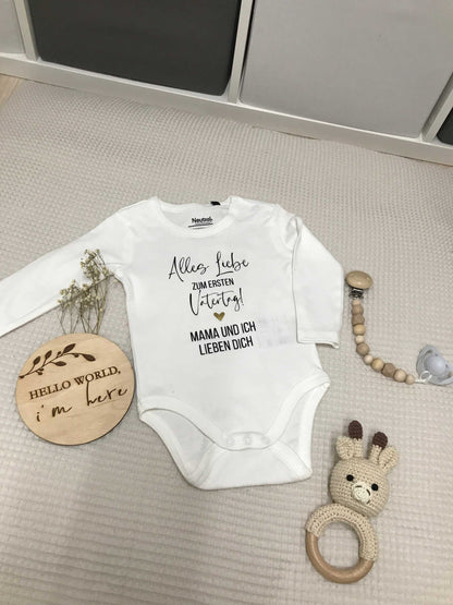 weicher weißer Babybody mit langem Arm und liebevollem Aufdruck für den ersten Geburtstag