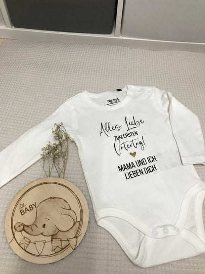 weißer Babybody mit langem Arm und süßem Aufdruck "Alles Liebe zum ersten Vatertag, Mama und ich lieben dich" aus weichem, bequemem Material