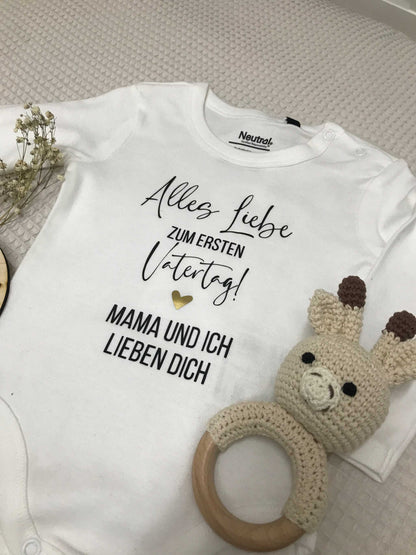 Weißer Babybody mit Vatertag-Aufdruck und niedlichem Häkelspielzeug, weiche und bequeme Babykleidung