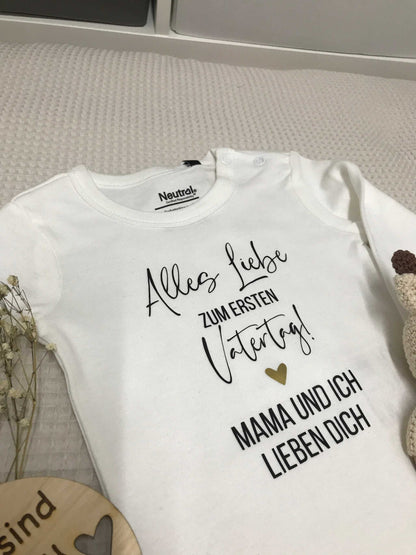 Weißer Babybody mit Schriftzug "Alles Liebe zum ersten Vatertag, Mama und ich lieben dich" aus weichem, bequemem Material für Babys