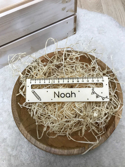 Personalisierte Lesehilfe aus graviertem Birkensperrholz mit dem Namen "Noah" und dekorativen Motiven, ideal als Geschenk zur Einschulung.