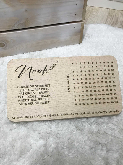 Hochwertiges Frühstücksbrettchen mit stilvollem Design und gravierten Buchstaben.