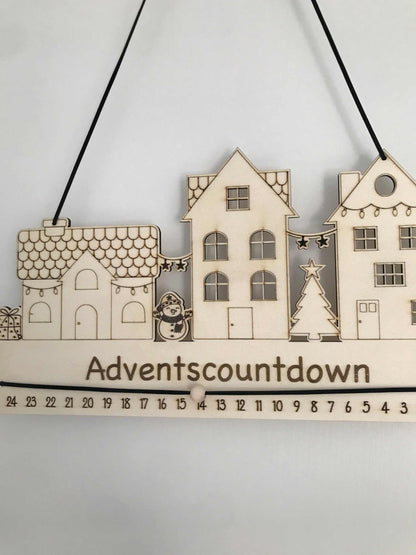 Personalisierbarer hölzerner Adventskalender, nachhaltiges Design, ca. 40 cm groß.