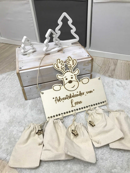 Personalisierbarer Holz-Adventskalender mit Säckchen, Holzschild und Weihnachtshintergrund.
