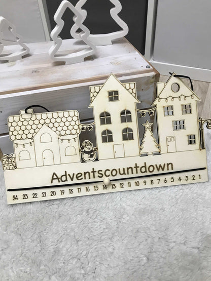 Personalisierbarer Holz-Adventskalender mit Häuserdesign für nachhaltige Weihnachtsdekoration.
