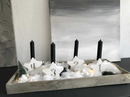 Minimalistischer weißer Adventskranz mit Adventszahlen und Kerzenhaltern aus Raysin, ohne Kerzen.