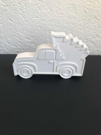 Handgemachtes Auto mit Weihnachtsbaum aus Raysin, stilvolle Weihnachtsdekoration.