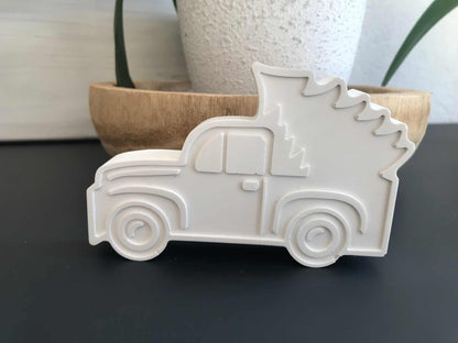 Handgemachtes Auto mit Weihnachtsbaum aus Raysin, elegante Weihnachtsdekoration.