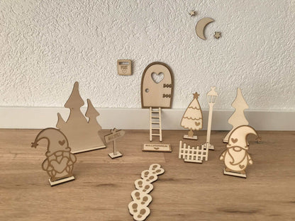 Weihnachtliche Wichteltür aus Holz mit Zubehör, ca. 13 cm hoch, ideal zur Adventszeit.