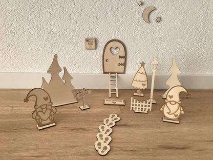 Wichteltür aus Holz mit Zubehör als stilvolle Weihnachtsdekoration.