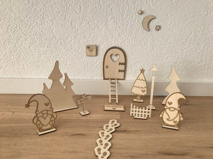 Stilvolle Wichteltür aus Holz mit Zubehör für Weihnachtsdekoration, alternative zum Adventskalender.