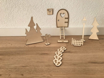 Wichteltür und Zubehör aus Holz für stilvolle Weihnachtsdekoration.