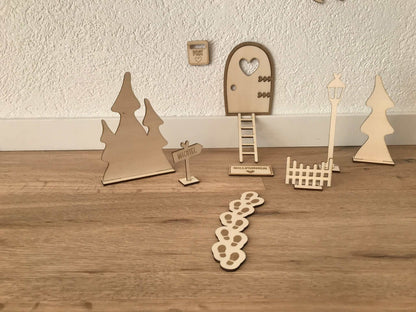 Wichteltür mit Holz-Zubehör, stilvolle Weihnachtsdekoration, nachhaltiges Naturmaterial.