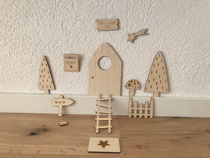 Stilvolle Holz-Wichteltür mit Zubehör, ideale Weihnachtsdekoration.