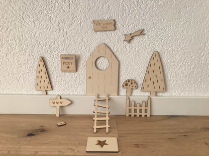 Wichteltür mit Zubehör aus Holz, Weihnachtsdekoration, 13 cm hoch, einzigartige Holzstruktur.