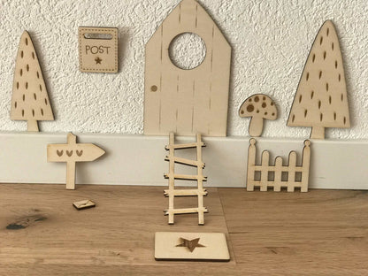 Holz-Wichteltür mit Zubehör, stilvolle Weihnachtsdekoration für die Adventszeit.