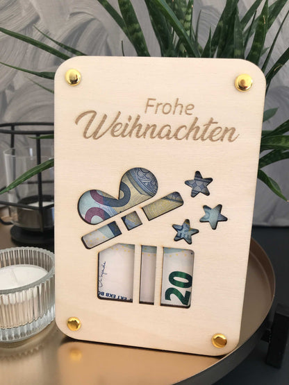Festliche Geldkarte Holz "Frohe Weihnachten" mit dekorativen Ausschnitten und Klammern, ideal für kreative Weihnachtsgeschenke.