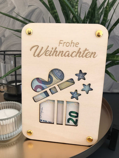 Weihnachtliche Geldkarte mit "Frohe Weihnachten" Gravur, stilvoll für kreative Geldgeschenke verpackt.