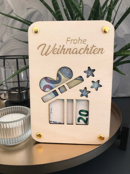 Stilvolle weihnachtliche Geldkarte in Holzoptik, mit Dekoelementen und "Frohe Weihnachten"-Gravur, ideal für kreative Geldgeschenke.