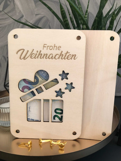 Weihnachtliche Geldkarte aus Holz mit "Frohe Weihnachten" Gravur, dekorativem Design und vier Befestigungsklammern.