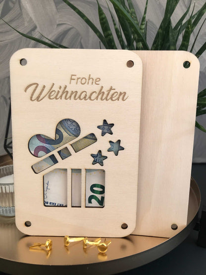 Weihnachtliche Geldkarte aus Holz mit "Frohe Weihnachten" Gravur und dekorativen Sternen.