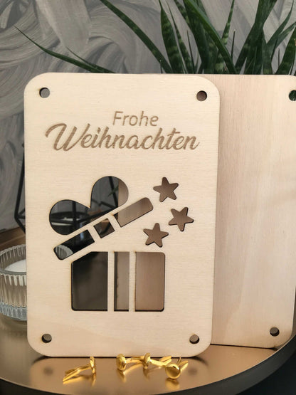 Holzplatte mit Gravur "Frohe Weihnachten" für stilvolles Geldgeschenk, festliches Design.