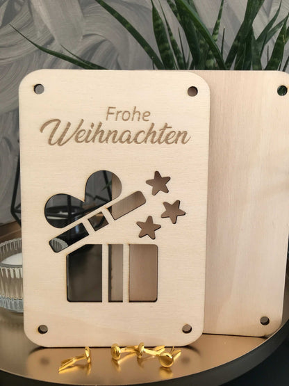 Weihnachtliche Geldkarte aus Holz mit "Frohe Weihnachten" Gravur und festlichem Design.