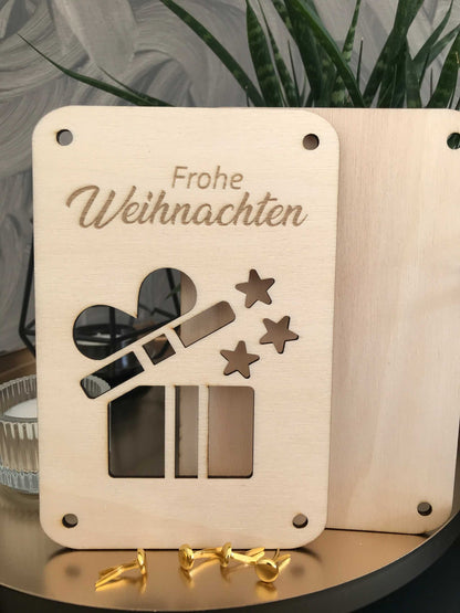 Geldkarte Weihnachten mit festlichem Design, graviertem "Frohe Weihnachten" und praktischen Befestigungsklammern, ideal für kreative Geldgeschenke.