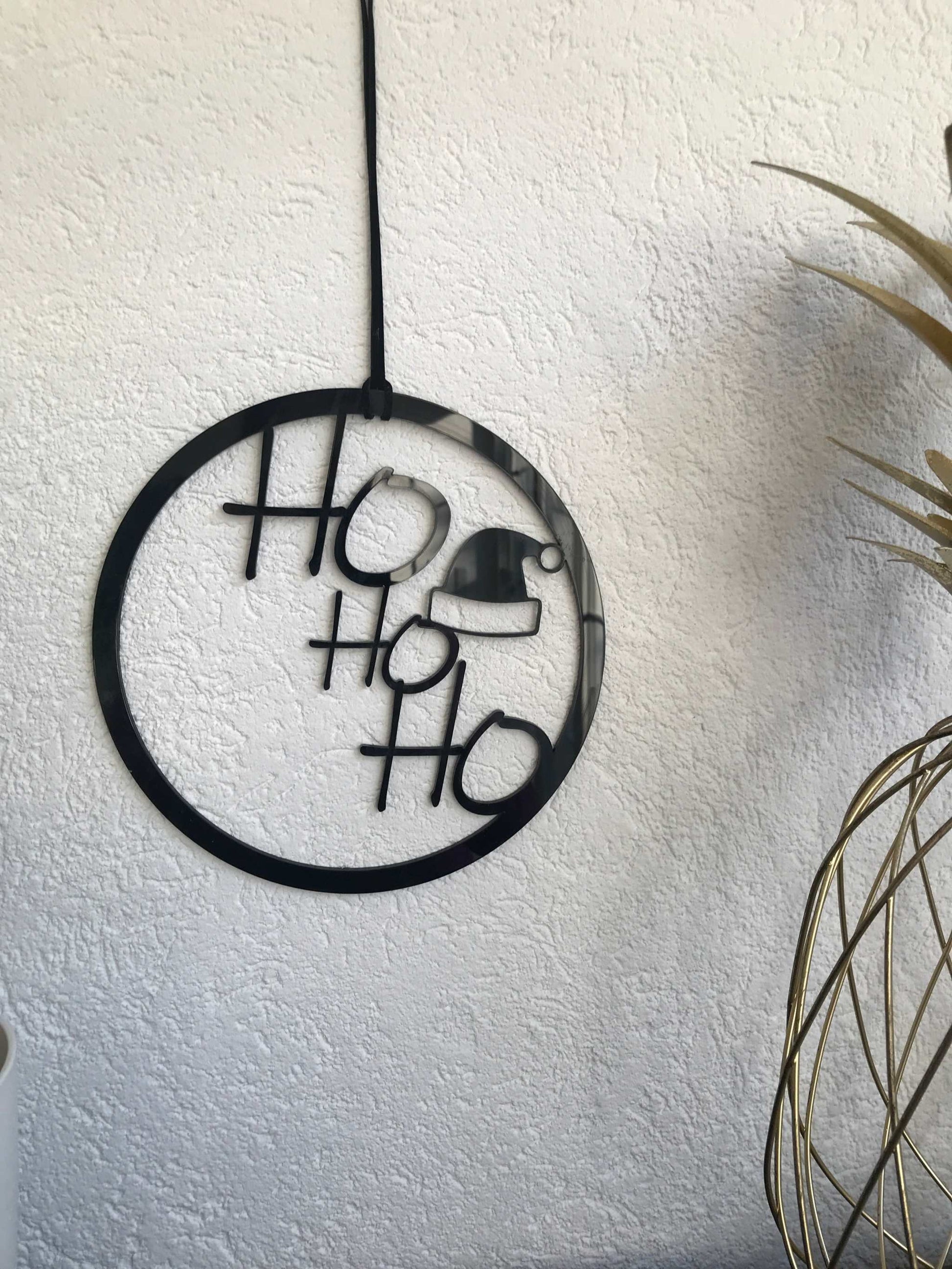 Weihnachtlicher Acryl-Türkranz mit "Ho Ho Ho" Design und Weihnachtsmütze, stilvolle Dekoration für Weihnachten.