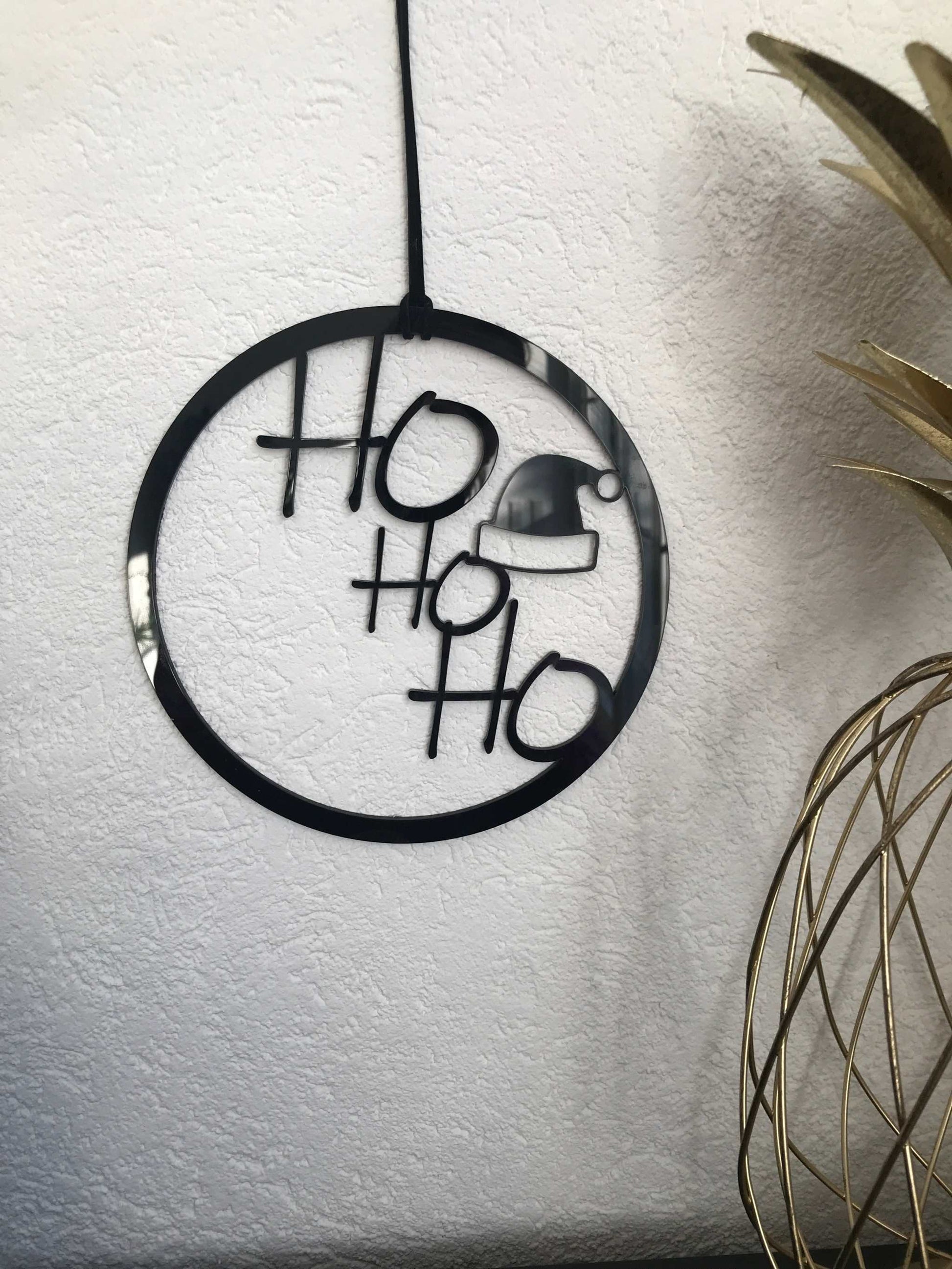 Weihnachtliches acryl Türschild mit "Ho Ho Ho" Design, stilvolle Weihnachtsdekoration.