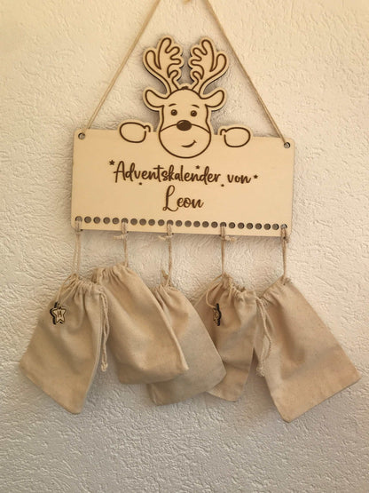 Personalisierbarer Holz-Adventskalender mit 24 Säckchen zum Befüllen, Rentierdesign.