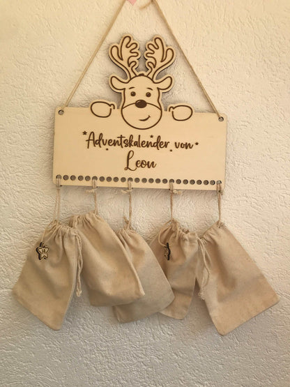 Personalisierbarer Holz-Adventskalender mit Jutesäckchen zum Befüllen und Aufhängung, nachhaltige Weihnachtsdekoration.