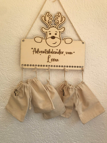 Personalisierbarer Holz-Adventskalender mit Rudolf-Motiv und Säckchen zum Befüllen, nachhaltiges Weihnachtsgeschenk.