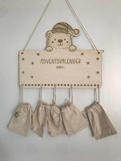 Personalisierbarer Holz-Adventskalender mit Jutesäckchen, festliche Weihnachtsdekoration.