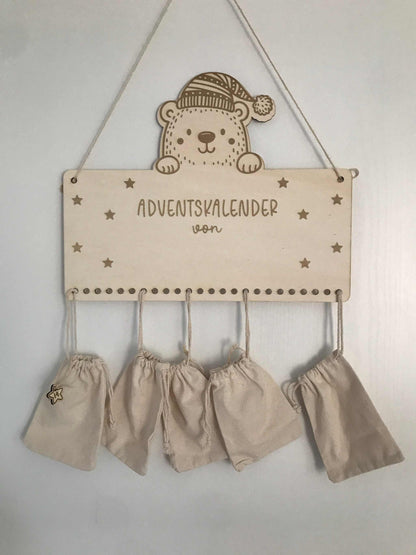Holz-Adventskalender mit niedlichem Bärchen, 24 befüllbare Säckchen, personalisierbar.